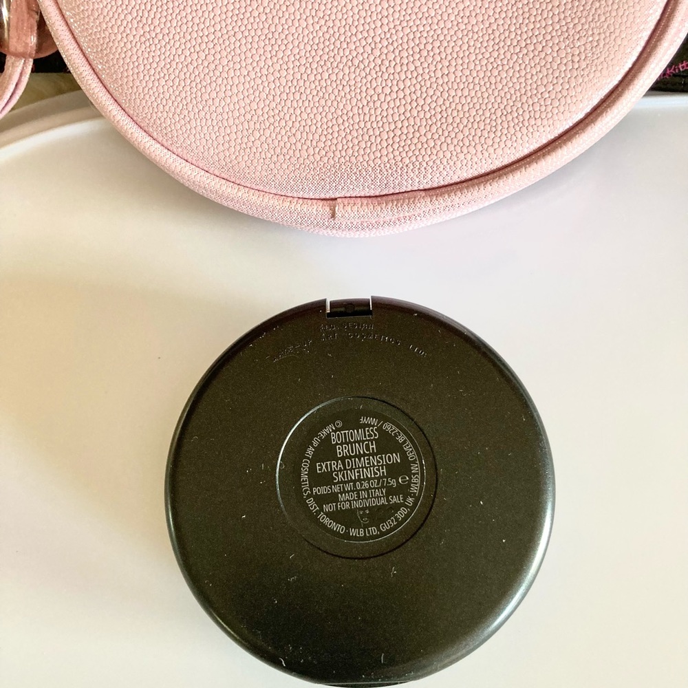 💄HP!💄LAST ONE! MAC Indulgent Glow Face Kit - Picture 6 of 14